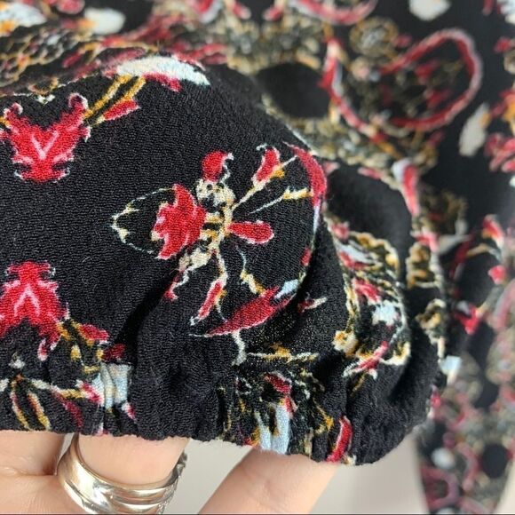 Kendall & Kylie Off Shoulder Black Floral Crop S (G1) - Picture 9 of 13